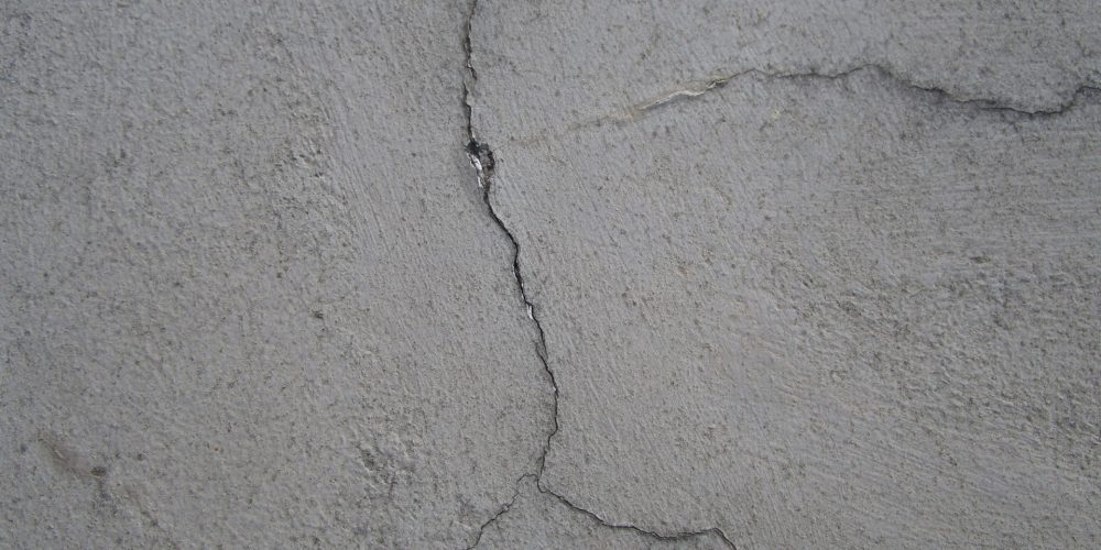 Diagram showing structural and non-structural plaster cracks